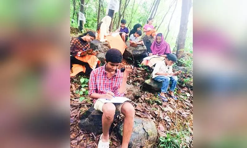 ഫോ​ണും നെ​റ്റു​മു​ണ്ട്​; റേ​ഞ്ചി​നാ​യി ഫോ​ർ​ജി മു​ക്കി​ൽ ക​യ​റി കു​രി​ക്ക​ലം​പാ​ട്