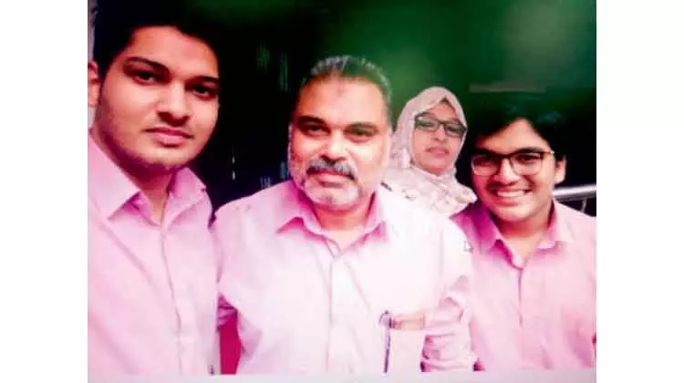 മൂന്നര പതിറ്റാണ്ടിനു ശേഷം അബ്ദുൽ ഖരീം മുതുവാട്ടിലും കുടുംബവും മടങ്ങുന്നു മൂന്നര പതിറ്റാണ്ടിനു ശേഷം അബ്ദുൽ ഖരീം മുതുവാട്ടിലും കുടുംബവും മടങ്ങുന്നു