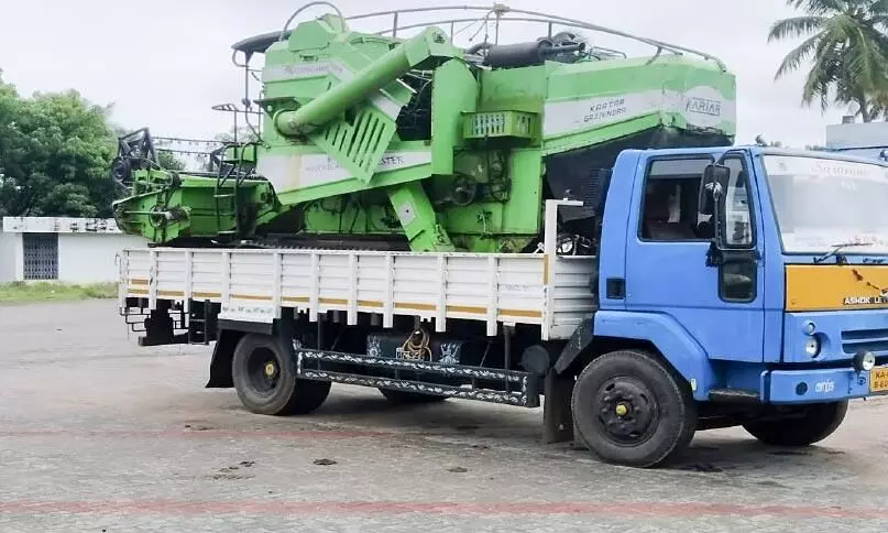 ഡ്രൈവറും സഹായിയും​ കോവിഡ്​ നെഗറ്റിവ്​ തെളിയിക്കണം; കൊയ്ത്ത് യന്ത്രം പൊലീസ്​ തടഞ്ഞു