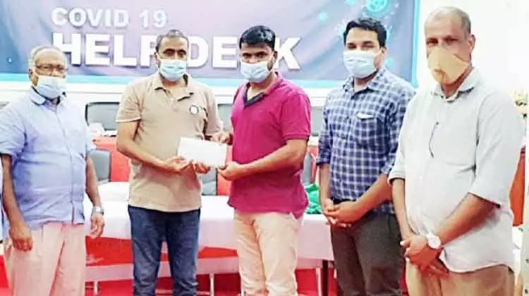 സി.​എ​ച്ച്​ സെൻറ​റി​ന്​ ഫ​ണ്ട് കൈ​മാ​റി