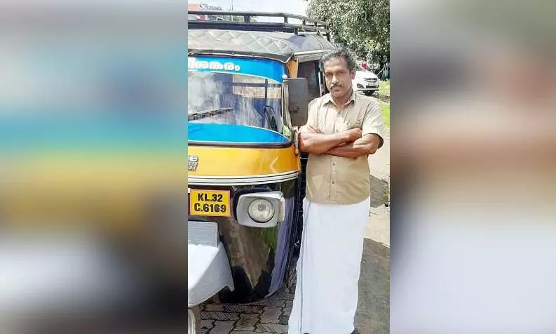 വ്യത്യസ്തനാണ് ഇൗ ഓട്ടോ ഡ്രൈവർ വ്യത്യസ്തനാണ് ഇൗ ഓട്ടോ ഡ്രൈവർ