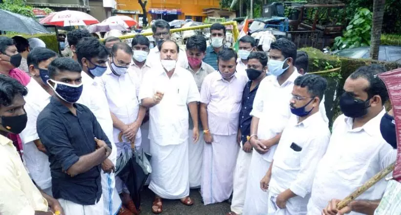 നേതാക്കളെയും പ്രവർത്തകരെയും മർദിച്ചെന്ന്; യൂത്ത് കോൺഗ്രസ് മാർച്ചിൽ പ്രതിഷേധമഴ നേതാക്കളെയും പ്രവർത്തകരെയും മർദിച്ചെന്ന്; യൂത്ത് കോൺഗ്രസ് മാർച്ചിൽ പ്രതിഷേധമഴ