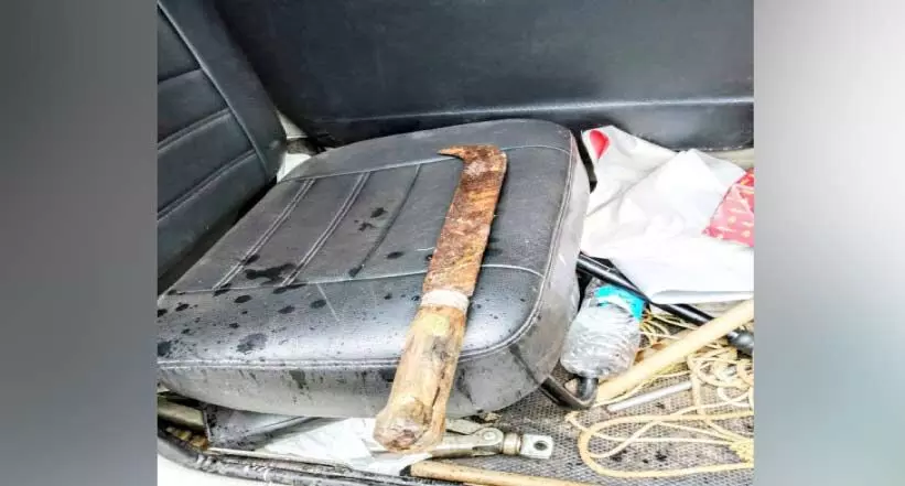 തലശ്ശേരിയിൽ പൊലീസ് റെയ്ഡ്; ബോംബ് നിർമാണ സാമഗ്രികളും വാളും കണ്ടെത്തി