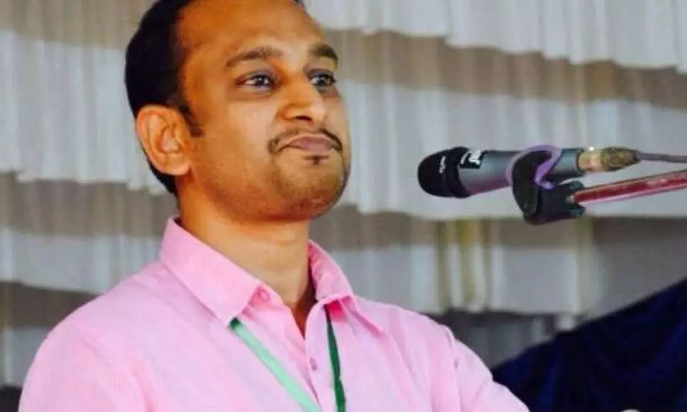 കാപ്സ്യൂൾ വാരി വിതറിയാലും സർക്കാറിന്റെ ദുർഗന്ധം മാറാൻ പോവുന്നില്ല കാപ്സ്യൂൾ വാരി വിതറിയാലും സർക്കാറിന്റെ ദുർഗന്ധം മാറാൻ പോവുന്നില്ല