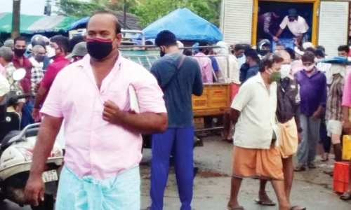 കൊയിലാണ്ടി ഹാർബർ പരിസരത്ത് നിയന്ത്രണങ്ങൾ കാറ്റിൽപറത്തി മീൻവിൽപന