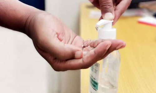 ഹാ​ൻ​ഡ്​ സാ​നി​റ്റൈ​സ​ർ വി​ൽ​പ​ന​: ആ​രോ​ഗ്യ മ​ന്ത്രാ​ല​യ​ത്തി​െൻറ അ​നു​മ​തി നി​ർ​ബ​ന്ധം