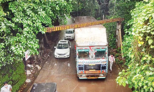 റെയിൽപാലത്തിന്‍റെ സുരക്ഷാ കമാനം വീണ്ടും തകർന്നുവീണു