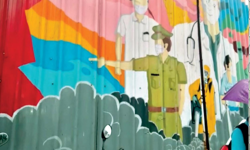 േകാ​വി​ഡ് ബോ​ധ​വ​ത്കരണ ചി​ത്ര​ങ്ങ​ൾ​ക്ക് മേ​ൽ പ​തി​ച്ച പോ​സ്​​റ്റ​റു​ക​ൾ നീ​ക്കി; ന​ന്ദി പ​റ​ഞ്ഞ് യു​വ​ ക​ലാ​കാ​ര​ന്മാ​ർ