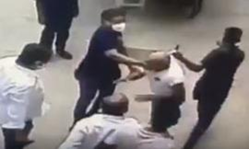 ഉദ്ധവ്​ താക്കറെക്കെതിരായ കാർട്ടൂൺ പങ്കുവെച്ചു; വിരമിച്ച നേവി ഉദ്യോഗസ്ഥന്​ ശിവസേനക്കാരുടെ ക്രൂരമർദനം