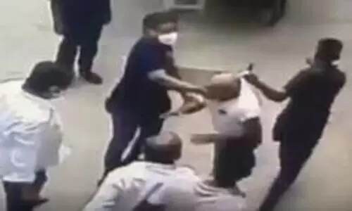 ഉദ്ധവ്​ താക്കറെക്കെതിരായ കാർട്ടൂൺ പങ്കുവെച്ചു; വിരമിച്ച നേവി ഉദ്യോഗസ്ഥന്​ ശിവസേനക്കാരുടെ ക്രൂരമർദനം