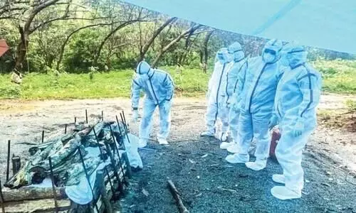 കോ​വി​ഡ് ബാ​ധി​തന്‍റെ മൃ​ത​ദേ​ഹം ക്രൈസ്തവ ആചാരപ്രകാരം ദ​ഹി​പ്പി​ച്ചു