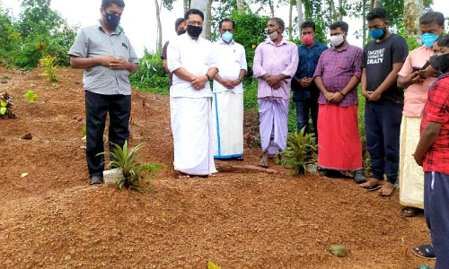 കൊല്ലപ്പെട്ടവരുടെ വീടുകളും ഖബറിടങ്ങളും മന്ത്രി ജലീല്‍ സന്ദര്‍ശിച്ചു