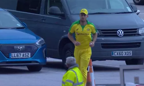 ഇതെന്താ പാടത്തെ കളിയോ എന്ന്​ ആരാധകർ;   പാർക്കിങ്ങിലെത്തിയ പന്ത് തെരഞ്ഞ്​ പിടിച്ച്​ ​ മിച്ചൽ മാർഷ്​