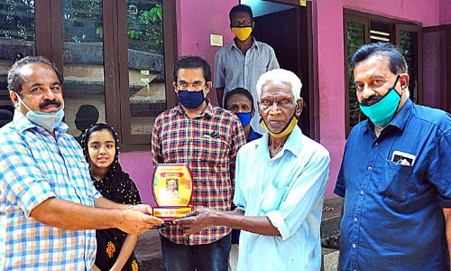 തു​ള​സി​ക്ക​തി​ർ നു​ള്ളി​: ഗാനരചയിതാവിനും ഗായികക്കും ആദരം