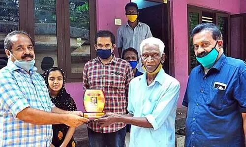 തു​ള​സി​ക്ക​തി​ർ നു​ള്ളി​: ഗാനരചയിതാവിനും ഗായികക്കും ആദരം