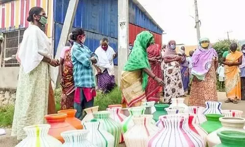 നാച്ചിവയലിൽ കുടിവെള്ളം കിട്ടാക്കനി; കുടങ്ങളുമായി സ്ത്രീകളുടെ പ്രതിഷേധം നാച്ചിവയലിൽ കുടിവെള്ളം കിട്ടാക്കനി; കുടങ്ങളുമായി സ്ത്രീകളുടെ പ്രതിഷേധം