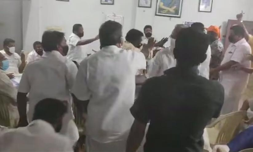 കടുങ്ങല്ലൂരിൽ കോൺഗ്രസ് യോഗത്തിനിടെ എ - ഐ ഗ്രൂപ്പുകാർ ഏറ്റുമുട്ടി കടുങ്ങല്ലൂരിൽ കോൺഗ്രസ് യോഗത്തിനിടെ എ - ഐ ഗ്രൂപ്പുകാർ ഏറ്റുമുട്ടി