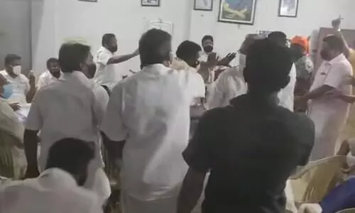 കടുങ്ങല്ലൂരിൽ കോൺഗ്രസ് യോഗത്തിനിടെ എ - ഐ ഗ്രൂപ്പുകാർ ഏറ്റുമുട്ടി