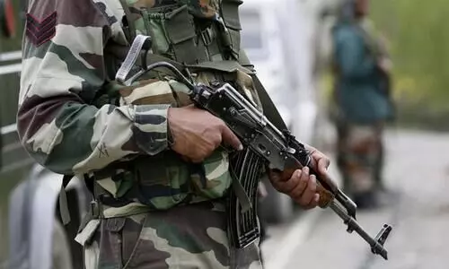 കശ്​മീരിലെ സൈനികൻ പെൺകുട്ടികൾക്കൊപ്പം പിടിയിൽ