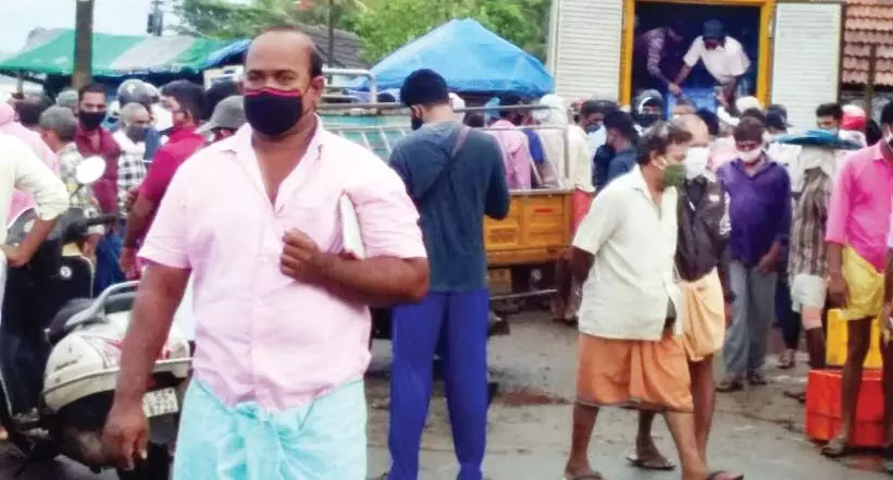 കൊയിലാണ്ടി ഹാർബർ പരിസരത്ത് നിയന്ത്രണങ്ങൾ കാറ്റിൽപറത്തി മീൻവിൽപന