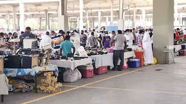 ഫ്രൈഡേ മാർക്കറ്റിൽ ഭേദപ്പെട്ട തിരക്ക്; അഭിനന്ദനം ഏറ്റുവാങ്ങി ക്രമീകരണങ്ങൾ ഫ്രൈഡേ മാർക്കറ്റിൽ ഭേദപ്പെട്ട തിരക്ക്; അഭിനന്ദനം ഏറ്റുവാങ്ങി ക്രമീകരണങ്ങൾ