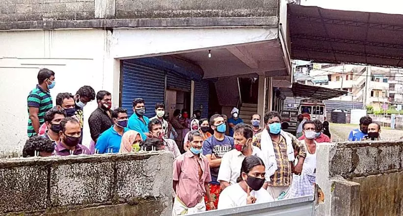 കോവിഡ് സെൻററിൽ അടിസ്ഥാന സൗകര്യങ്ങളില്ലെന്ന്; രോഗികൾ പ്രതിഷേധിച്ചു