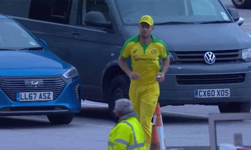 ഇതെന്താ പാടത്തെ കളിയോ എന്ന് ആരാധകർ; പാർക്കിങ്ങിലെത്തിയ പന്ത് തെരഞ്ഞ് പിടിച്ച് മിച്ചൽ മാർഷ് ഇതെന്താ പാടത്തെ കളിയോ എന്ന് ആരാധകർ; പാർക്കിങ്ങിലെത്തിയ പന്ത് തെരഞ്ഞ് പിടിച്ച് മിച്ചൽ മാർഷ്