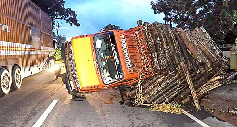 ദേശീയപാതയിൽ തടി കയറ്റിവന്ന ലോറി മറിഞ്ഞു ദേശീയപാതയിൽ തടി കയറ്റിവന്ന ലോറി മറിഞ്ഞു