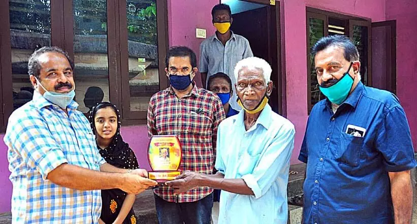 തുളസിക്കതിർ നുള്ളി: ഗാനരചയിതാവിനും ഗായികക്കും ആദരം തുളസിക്കതിർ നുള്ളി: ഗാനരചയിതാവിനും ഗായികക്കും ആദരം