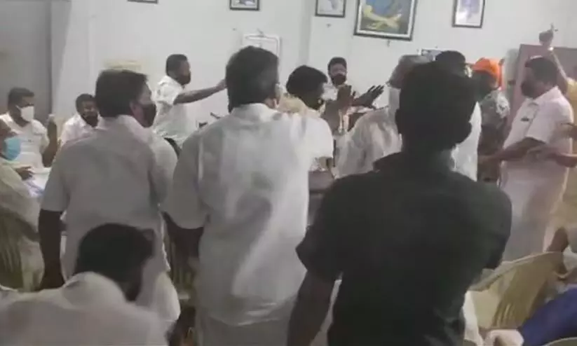 കടുങ്ങല്ലൂരിൽ കോൺഗ്രസ് യോഗത്തിനിടെ എ - ഐ ഗ്രൂപ്പുകാർ ഏറ്റുമുട്ടി കടുങ്ങല്ലൂരിൽ കോൺഗ്രസ് യോഗത്തിനിടെ എ - ഐ ഗ്രൂപ്പുകാർ ഏറ്റുമുട്ടി