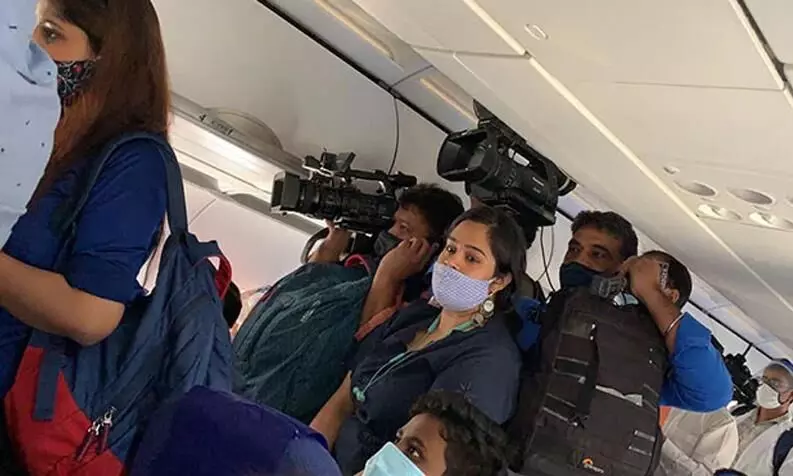 വിമാനങ്ങളിൽ ഫോട്ടോയെടുക്കുന്നതിന് കർശന വിലക്കുമായി ഡി.ജി.സി.എ വിമാനങ്ങളിൽ ഫോട്ടോയെടുക്കുന്നതിന് കർശന വിലക്കുമായി ഡി.ജി.സി.എ