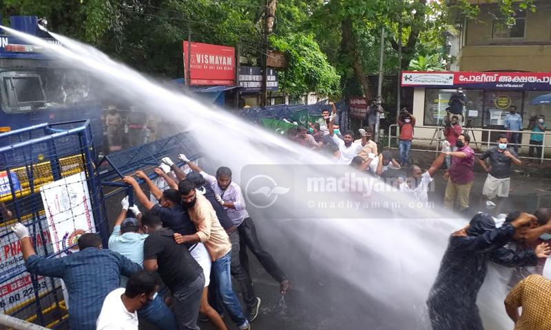 മന്ത്രി കെ.ടി. ജലീലിെൻറ രാജി ആവശ്യപ്പെട്ട് സംസ്ഥാനത്ത് വ്യാപക പ്രതിഷേധം (വിഡിയോ) മന്ത്രി കെ.ടി. ജലീലിെൻറ രാജി ആവശ്യപ്പെട്ട് സംസ്ഥാനത്ത് വ്യാപക പ്രതിഷേധം (വിഡിയോ)