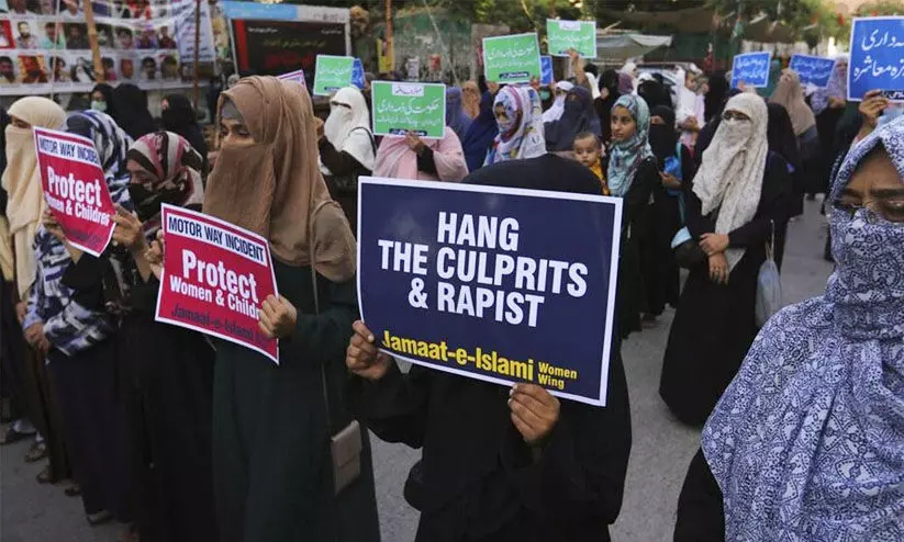 രാത്രി ആൺതുണയില്ലാതെ പുറത്തിറങ്ങിയതിനാലാണ്​ ബലാത്സംഗത്തിനിരയായതെന്ന്​ പൊലീസുകാരൻ​;  പ്രതിഷേധം