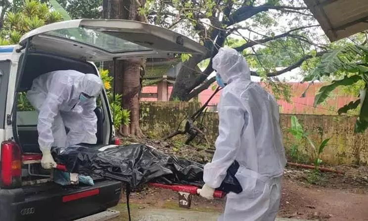 ആ​ല​പ്പു​ഴയിൽ കോവിഡ്​ ബാധിച്ച്​ മരിച്ച വ​യോധികയുടെ അന്ത്യകർമം ഹൈ​ന്ദ​വ ആ​ചാ​ര​പ്ര​കാ​രം നിർവഹിച്ച്​ മുസ്​ലിം യുവാക്കൾ