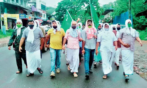 മലപ്പുറം ജില്ലയിൽ മന്ത്രി കെ.ടി. ജലീലിെൻറ രാജിക്കായി വ്യാപക പ്രതിഷേധം മലപ്പുറം ജില്ലയിൽ മന്ത്രി കെ.ടി. ജലീലിെൻറ രാജിക്കായി വ്യാപക പ്രതിഷേധം