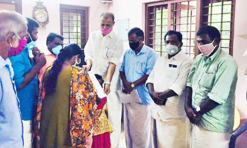 കേ​ളി കു​ടും​ബ സ​ഹാ​യം കൈ​മാ​റി