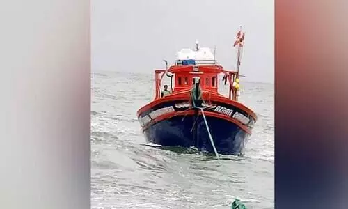 അപകടത്തിൽപെട്ട ബോട്ടും എട്ടു തൊഴിലാളികളെയും രക്ഷപ്പെടുത്തി