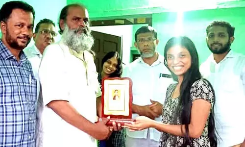 റാങ്ക് ജേതാവായ അന്തർ സംസ്ഥാന വിദ്യാര്‍ഥിനിയെ അനുമോദിച്ചു