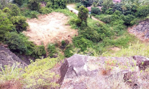 മലമേൽ റവന്യൂ ഭൂമി കൈയേറ്റം: അധികൃതർ തെളിവെടുത്തു മലമേൽ റവന്യൂ ഭൂമി കൈയേറ്റം: അധികൃതർ തെളിവെടുത്തു