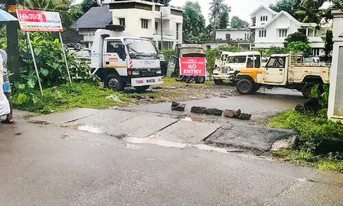 ആക്രി വാഹനങ്ങളിട്ട്​ റോഡ് അടച്ചു; ജനങ്ങൾ ദുരിതത്തിൽ