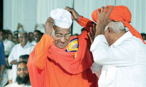 മൗലവിയുടെ അഗ്നിവേശ്​ ഓർമ; ഒരു തൊപ്പി-തലപ്പാവ്​ കൈമാറ്റം