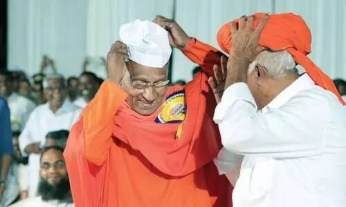 മൗലവിയുടെ അഗ്നിവേശ്​ ഓർമ; ഒരു തൊപ്പി-തലപ്പാവ്​ കൈമാറ്റം