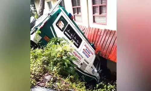 കോവിഡ്​ ബാധിച്ച്​ മരിച്ച വീട്ടമ്മയുടെ മൃതദേഹം കയറ്റിയ ആംബുലൻസ്​ മറിഞ്ഞു