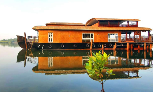 നങ്കൂരമിട്ടിരിക്കുന്നത് മുപ്പതിലേറെ ഹൗസ് ബോട്ടുകൾ; കണ്ണീർക്കയത്തിൽ കവ്വായിക്കായൽ