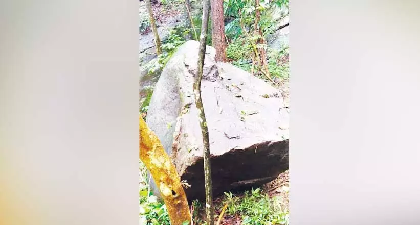 ചെങ്ങോടുമലയിൽ മണ്ണിടിഞ്ഞു; കുടുംബത്തെ മാറ്റി താമസിപ്പിച്ചു