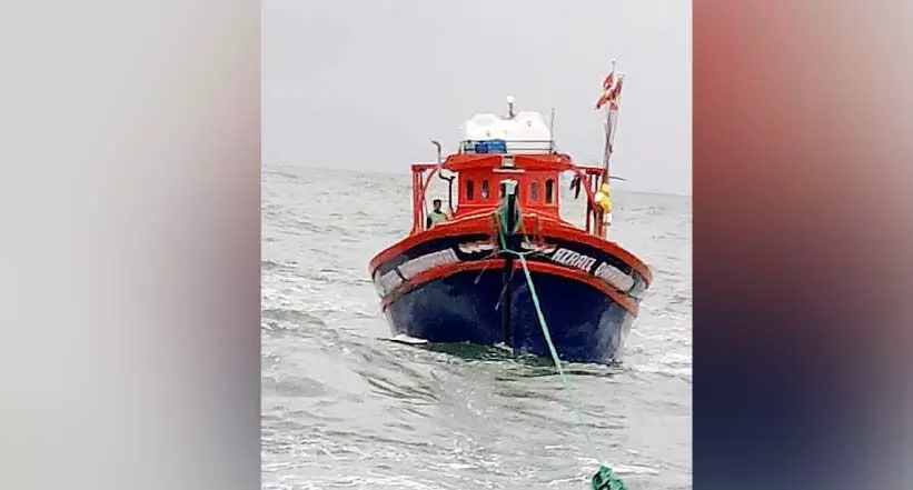 അപകടത്തിൽപെട്ട ബോട്ടും എട്ടു തൊഴിലാളികളെയും രക്ഷപ്പെടുത്തി