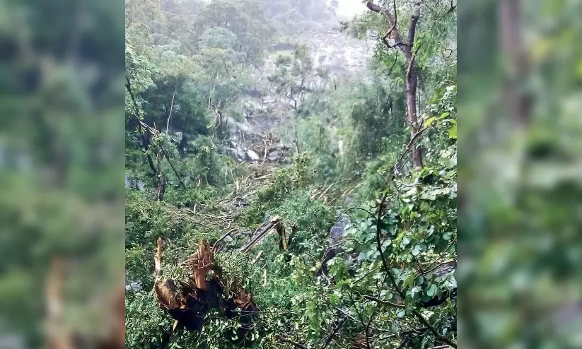 അമ്പലപ്പാറയിൽ പാറ ഉരുണ്ടിറങ്ങി