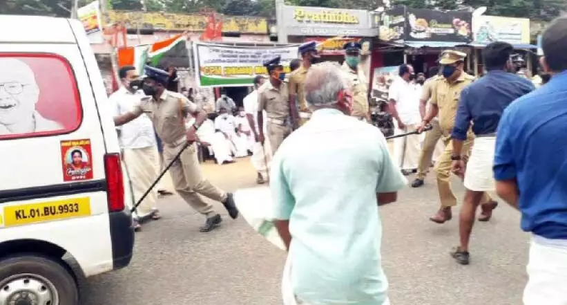 പാര്ട്ടി കെട്ടിടത്തില് യുവതി തൂങ്ങിമരിച്ച സംഭവം; മൃതദേഹം വീട്ടില് എത്തിക്കുന്നതിനിടെ നാടകീയ രംഗങ്ങള് പാര്ട്ടി കെട്ടിടത്തില് യുവതി തൂങ്ങിമരിച്ച സംഭവം; മൃതദേഹം വീട്ടില് എത്തിക്കുന്നതിനിടെ നാടകീയ രംഗങ്ങള്