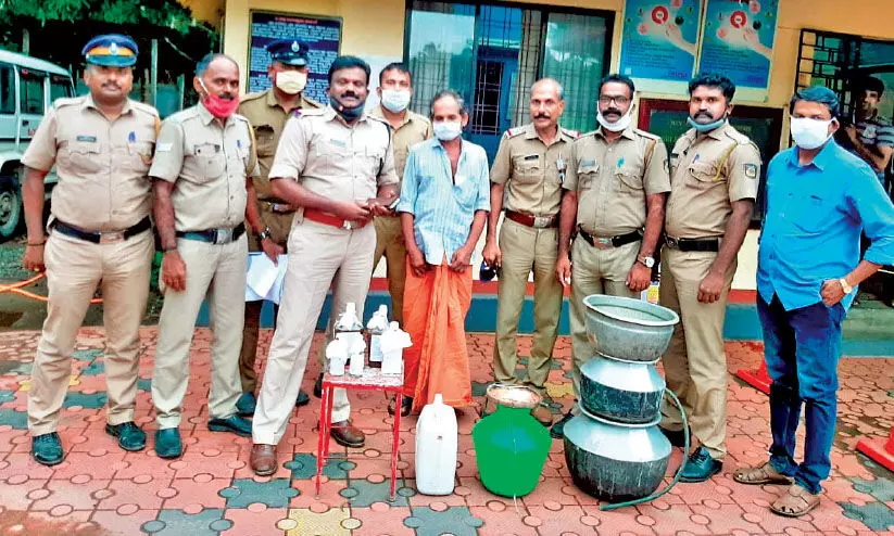 വ്യാജമദ്യം നിർമിച്ച ആളെ പിടികൂടി