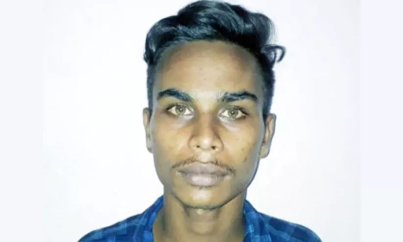 റെഡ് മെർക്കുറി വിൽപനയുടെ മറവിൽ കാറും പണവും കവർന്നു; യുവാവ് പിടിയിൽ റെഡ് മെർക്കുറി വിൽപനയുടെ മറവിൽ കാറും പണവും കവർന്നു; യുവാവ് പിടിയിൽ